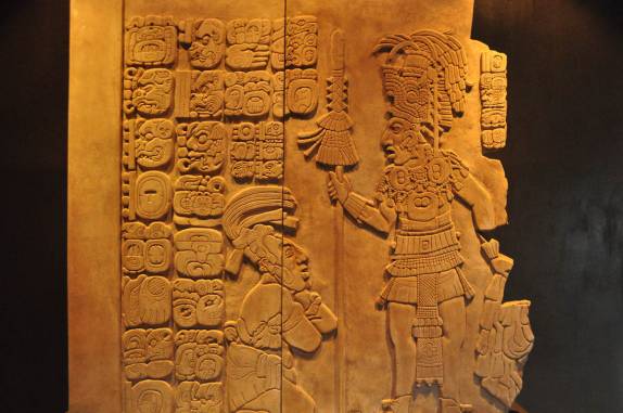 Placa maya com desenhos e hieroglifos, no museu das ruínas de Palenque, em Chiapas, no sul do México